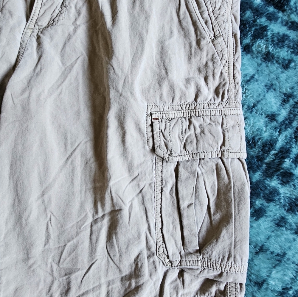 Tommy Bahama chaki cotton cargo shorts size 33 - Picture 3 of 10